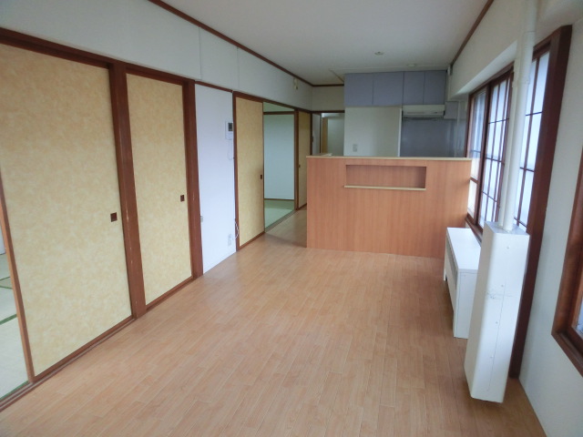 Other room space. Sunny!