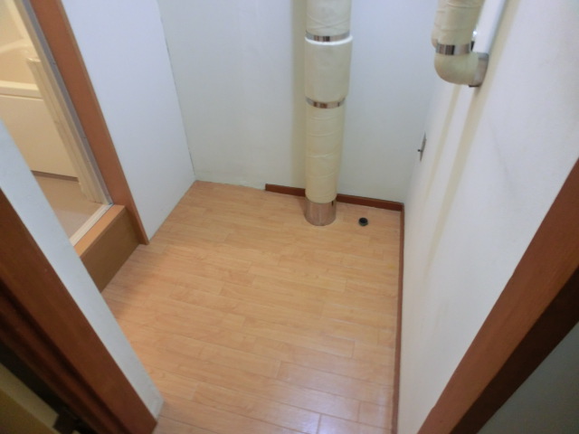 Washroom. Laundry Storage!