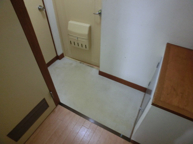 Entrance. There shoebox! Wide entrance!