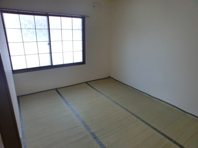 Other room space. This is of 6 quires Japanese-style room! 