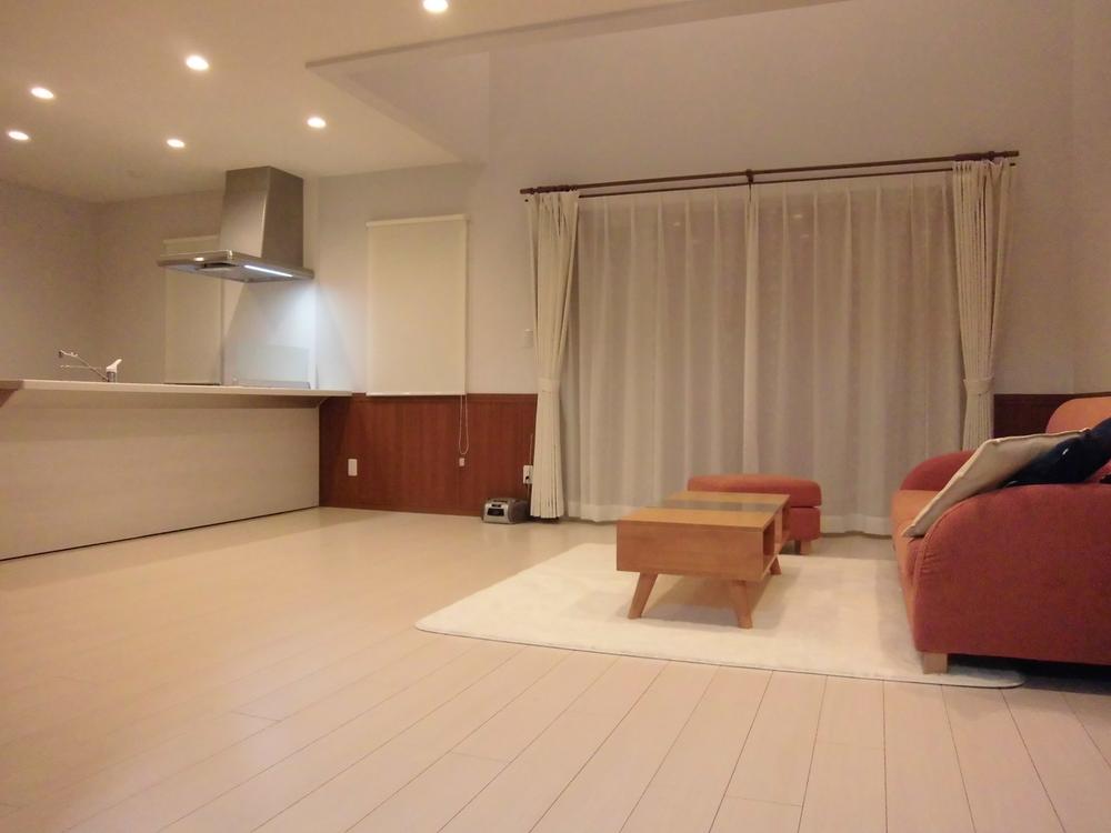 Living. Spacious living room of the atrium and down light! It is with furniture ☆