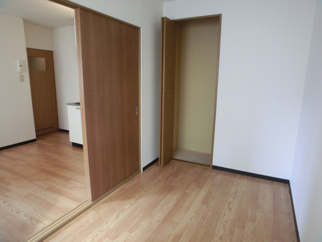 Other room space. No floor plan of tightness!
