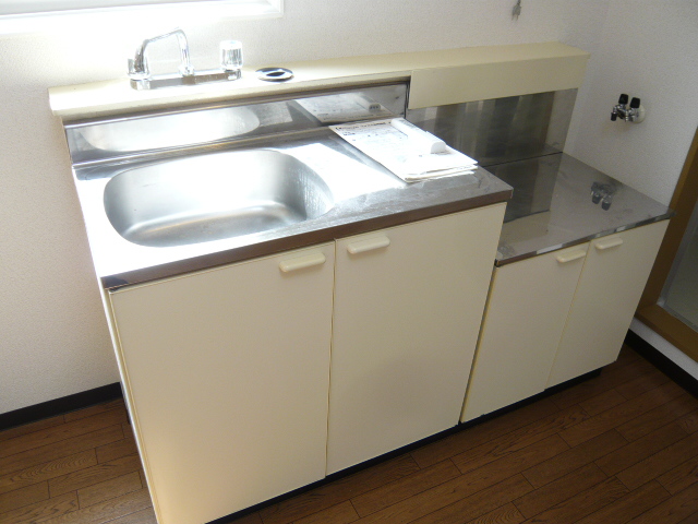 Kitchen. Also fully equipped kitchen storage ☆