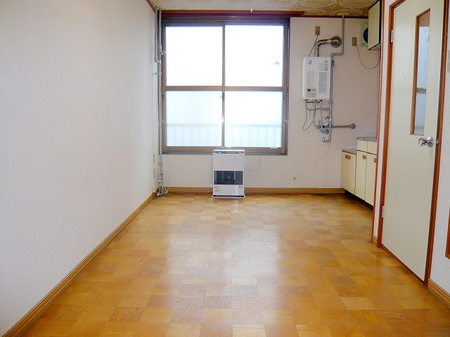 Other room space. Bright rooms!