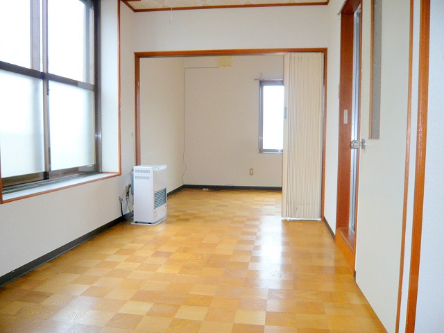 Other room space. Sunny!
