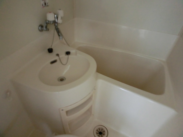 Bath. It is with a wash basin! YoshiSo already!