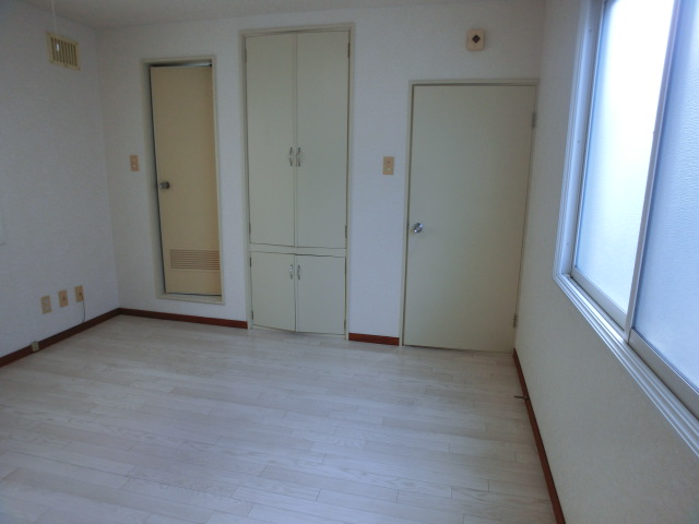 Other room space. Sunlight and into the morning from the west of the window