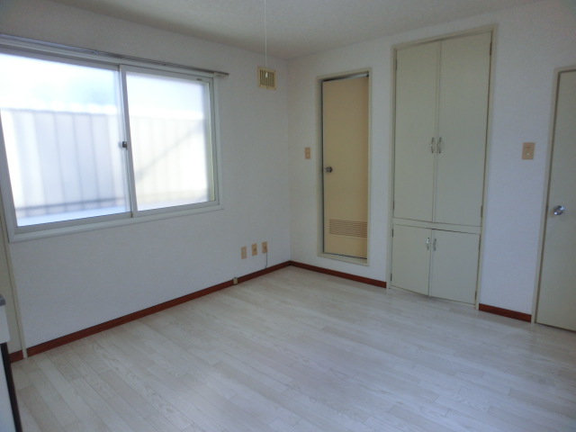 Other room space. Plug the sunlight in the afternoon from the east of the window
