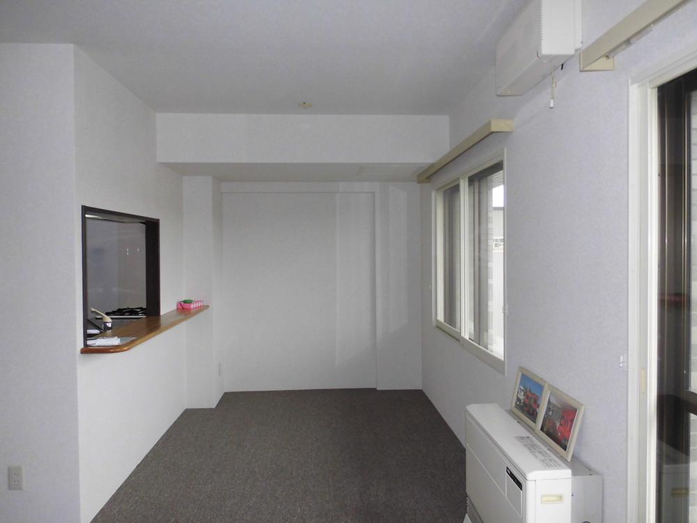 Living. Popular face-to-face kitchen