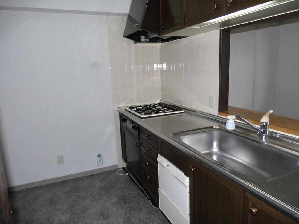 Kitchen. Wife of the friend: Kitchen dishwasher