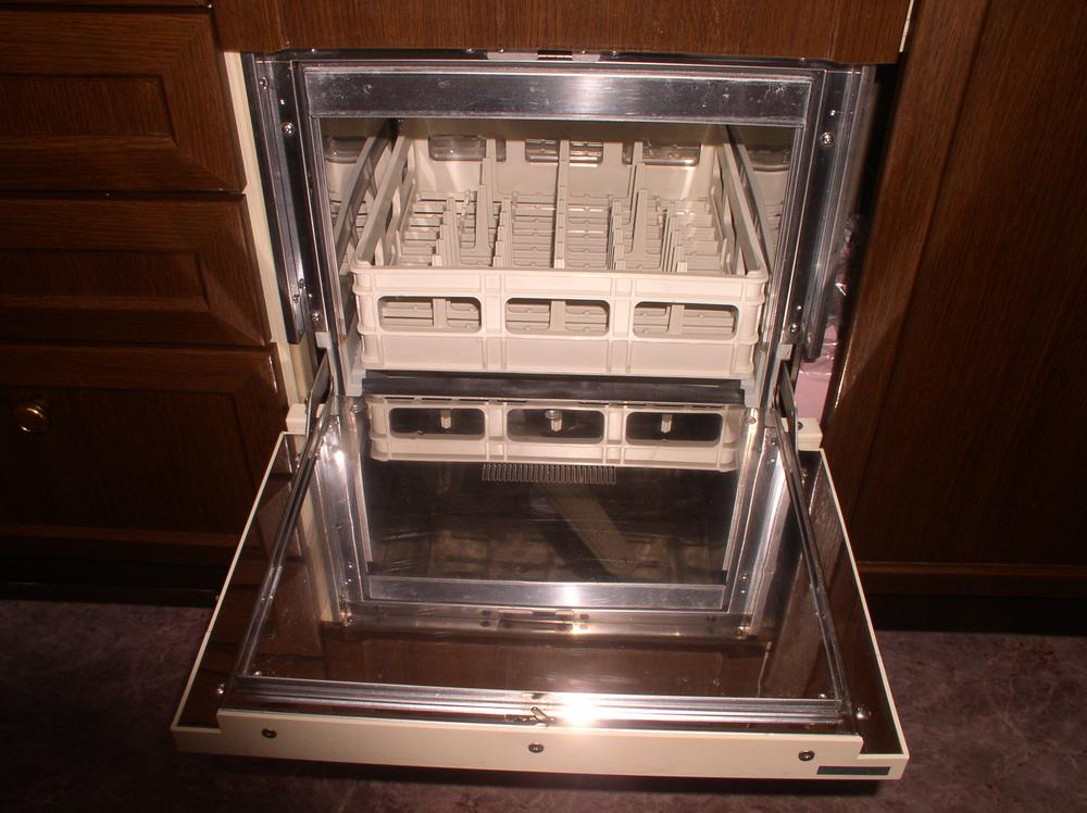 Kitchen. Wife of ally → dishwasher