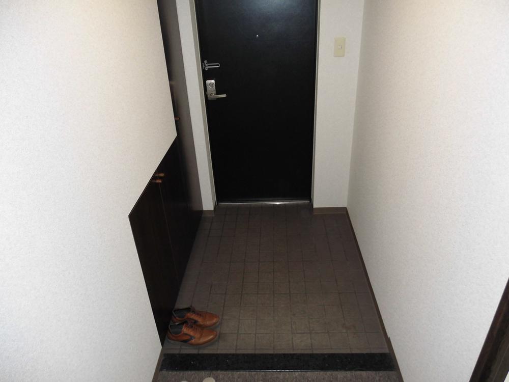 Entrance. Spacious entrance