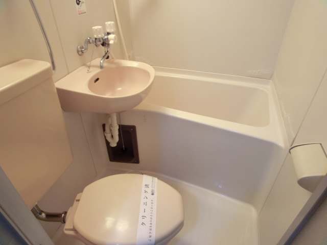 Bath. Spacious bath time!