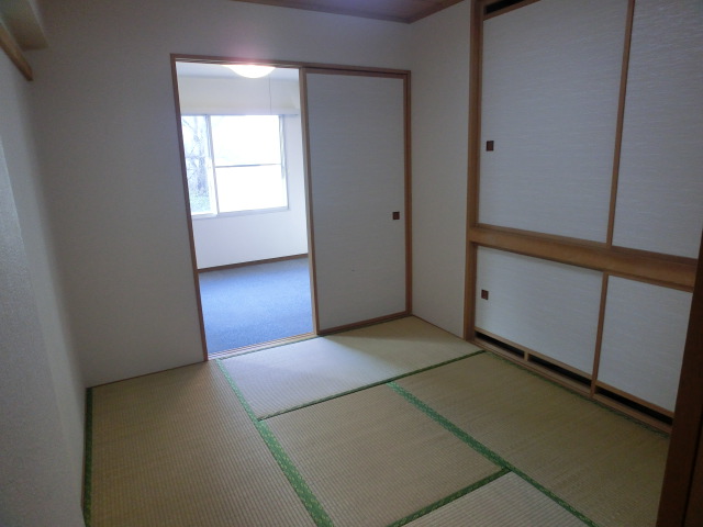 Other room space. Also jewels Japanese-style room.