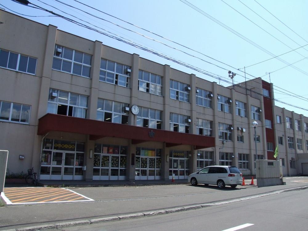 Primary school. 720m to Sapporo Tateishiyama Minami Elementary School