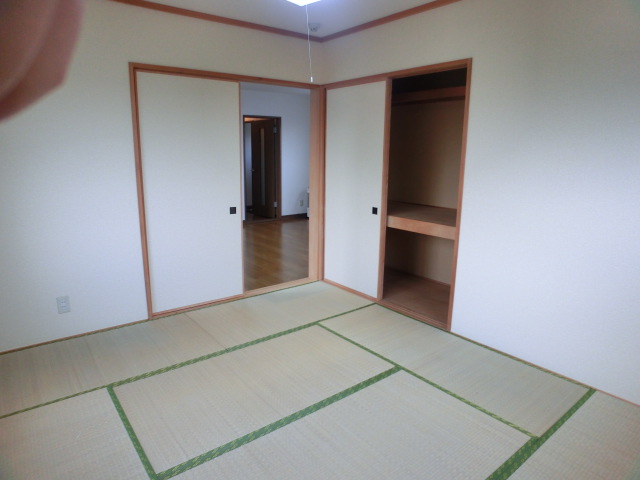 Other room space. There are also pushed into the Japanese-style room. 
