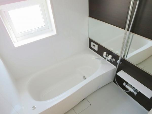 Bathroom. By changing the floor plan we established the 1 tsubo unit bus. Bathtub that can sitz bath. Also it comes with economic Reheating function. 