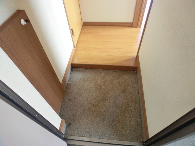 Entrance. It is the entrance with a shoebox!