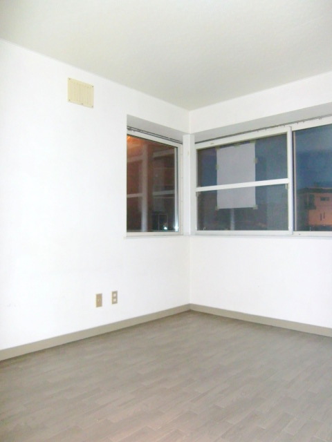 Living and room. Stylish bay windows! 