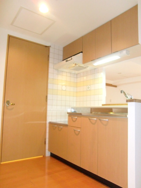 Kitchen. Face-to-face kitchen spacious and ease of use is good **