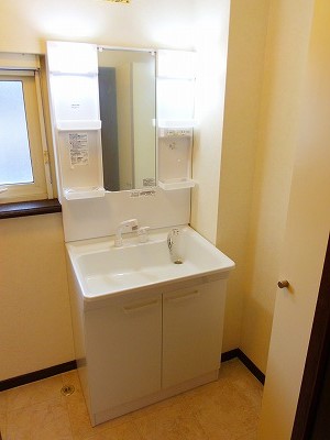 Washroom. New shampoo dresser! Shiny unused