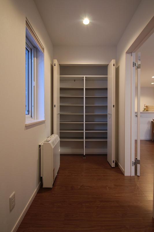 Entrance. Spacious entrance of the storage also enhance. Give the impression that was immediately spacious entered the house