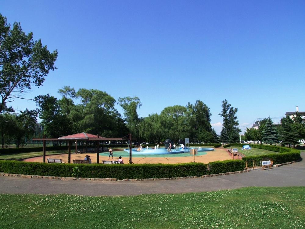 park. An 8-minute walk from the 570m to agriculture 試公 Garden. Playing in the water is also aligned can open space and play equipment popular with children!