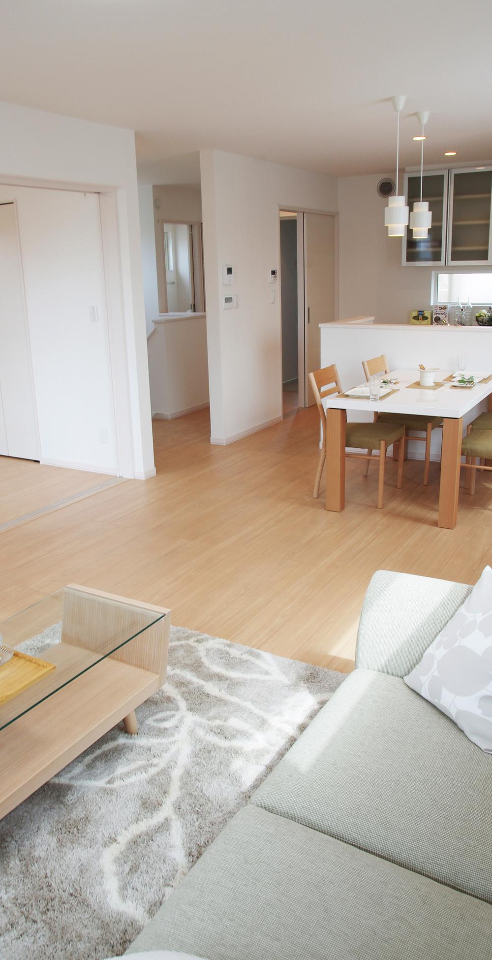 Living. Natural following the coordinated living to dining (No. 3 locations)