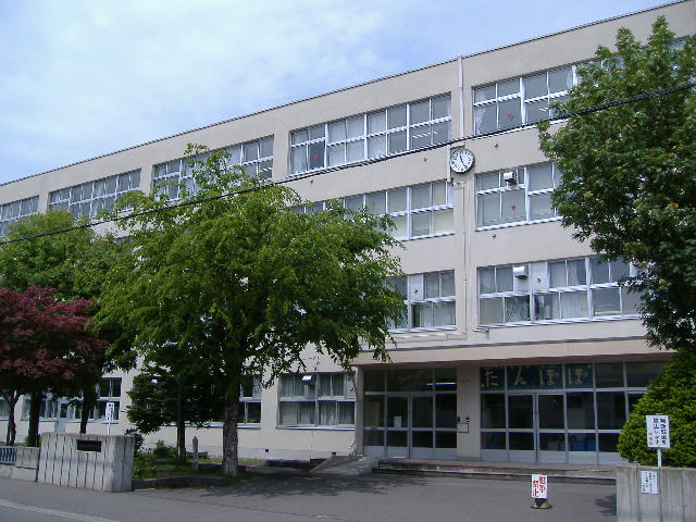 Junior high school. 641m to Sapporo Municipal Hassamu junior high school (junior high school)