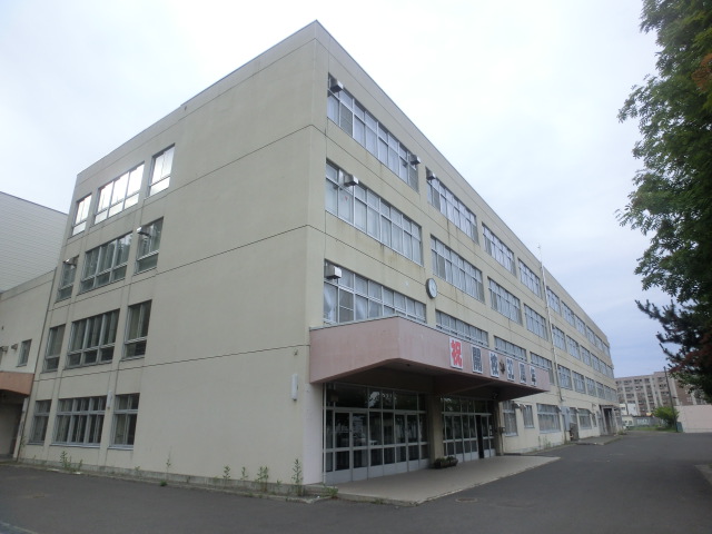 Junior high school. 407m to Sapporo Tatsumiya of hill junior high school (junior high school)