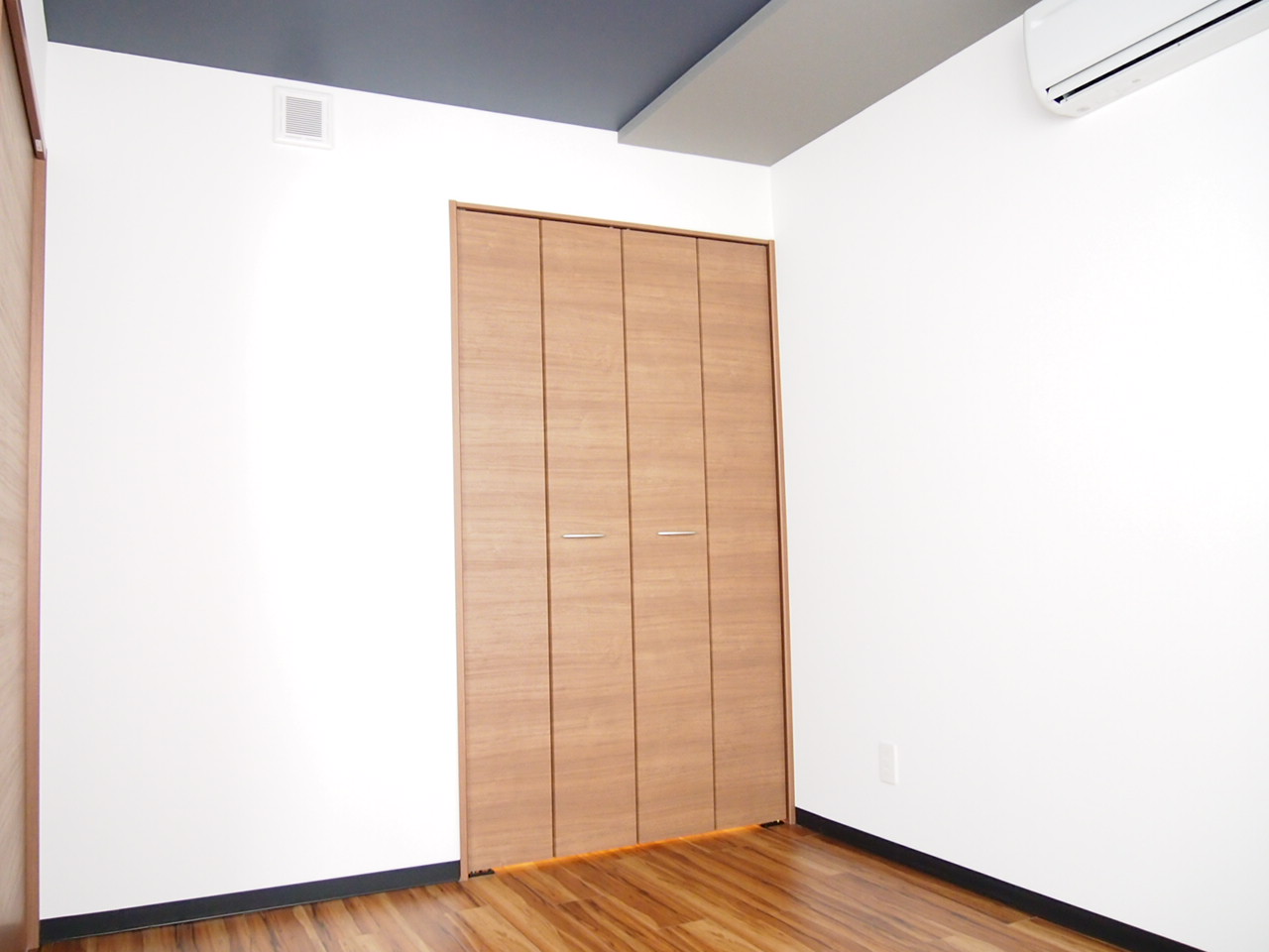 Other room space. door, It is fashionable in both the floor! 