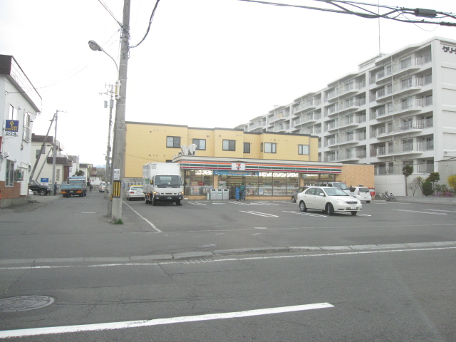 Convenience store. Seven-Eleven Sapporo eight hotels 5 Nishi store up (convenience store) 242m