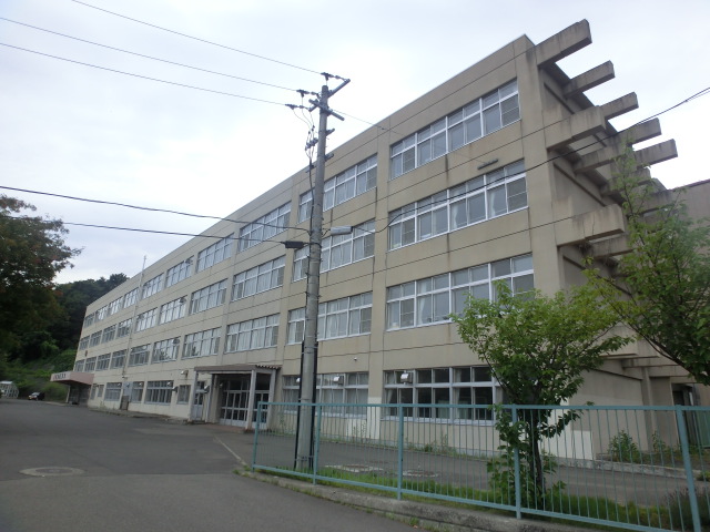Junior high school. 811m to Sapporo Tatsumiya of hill junior high school (junior high school)