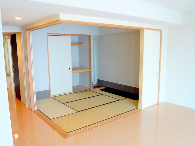 Other room space. Closet there of Japanese-style room is also convenient