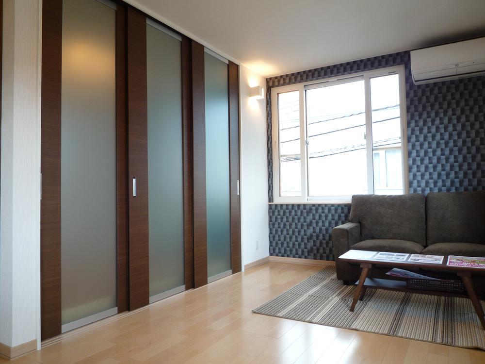 Living. Living is installed on 2F, Bright two-plane daylight. Embedded lighting adopts LDE