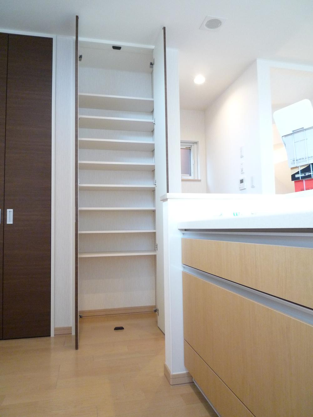 Receipt. Equipped with storage shelves in the kitchen next to.