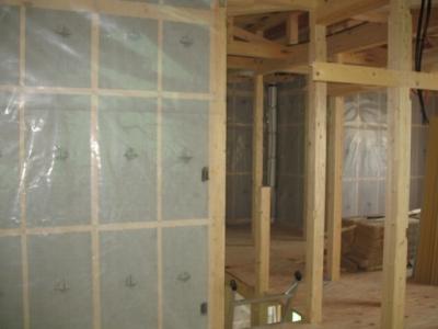 Construction ・ Construction method ・ specification. In order to increase the comfort of the house, Cold of winter, Insulation material for that you do not put in the house the heat of summer. But is a thermal insulation material that is used in order to increase the thermal insulation of housing, In order to make it difficult transfer heat, We have to fix the air into the material. Airtightness of the Company ・ Consider the thermal insulation properties, Blowing play an effective role in the insulation work, such as easy to ceiling portion of the relief heat (blowing) adopt a heat-insulating construction method. ceiling ・ wall ・ Slope ・ You can uniformly without gaps construction in the seam portion.