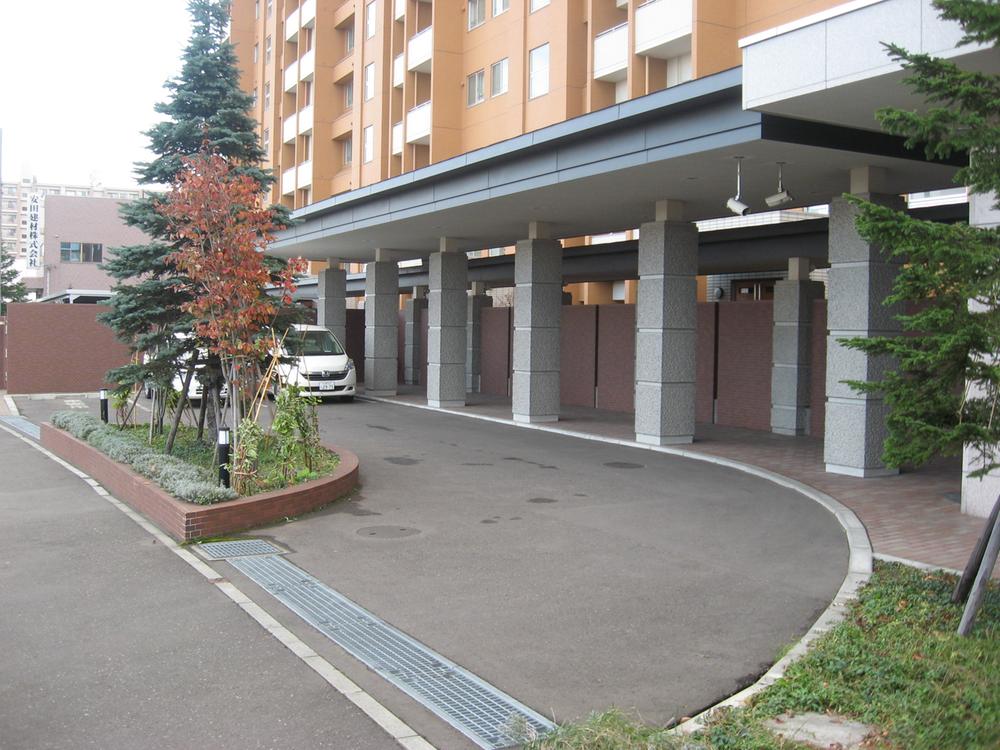 Entrance. Local (11 May 2013) Shooting