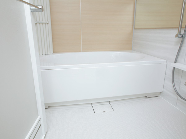 Bathing-wash room.  [Low floor type unit bus] Adopt a low-floor type unit bus to lower the difference in level of the entrance of the straddle high and utilities bathtub. It is safe to specification in consideration towards children and the elderly.