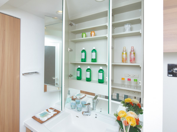 Bathing-wash room.  [Kagamiura with storage triple mirror] Ensure a clean Maeru storage shelves the small parts on the back of the mirror. Also provided space for the tissue box troubled with location.