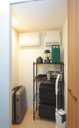 Receipt.  [Storeroom] Combines the frontage and depth, Plenty installed Maeru storage space in the hallway. This is useful for storage, such as cleaning equipment and daily necessities (except for some type).
