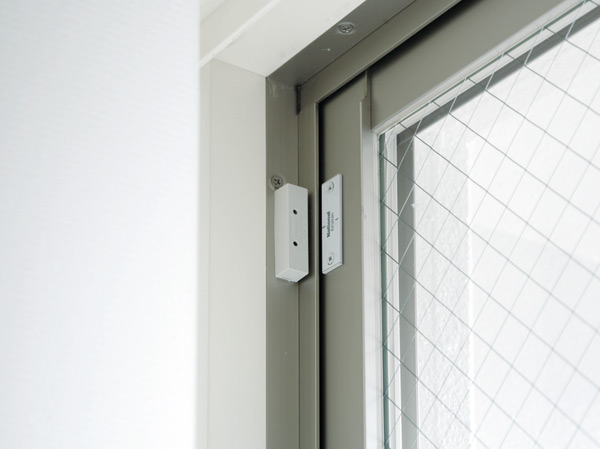 Security.  [Security sensors] Entrance door of all dwelling units and 2 ・ 15 floor (except such as FIX window) set up a crime prevention sensor to dwelling unit of the window. It sounds an alarm and the windows and the front door is opened during the sensor working, It will be reported automatically to the security company. (Following publication photograph of the same specifications)