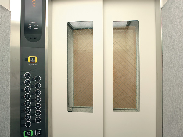 earthquake ・ Disaster-prevention measures.  [Security window with Elevator] The elevator door has been fitted with a security window with views of the interior from the outside. Also the ability to stop at the nearest floor during an earthquake, It features an automatic landing to function in the event of a power failure.