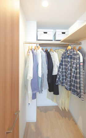 Room and equipment. It can and out of things entered into the, Walk-in closet of a large capacity. Hanger pipe, At the installation of the shelf, Clothing and hats, You can functionally organized and bag (F type (pre-sale))