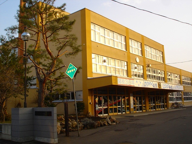 Primary school. 340m to Sapporo Municipal Hassamu Minami elementary school (elementary school)