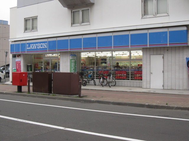 Convenience store. 429m until Lawson Sapporo Hachiken Higashiten (convenience store)