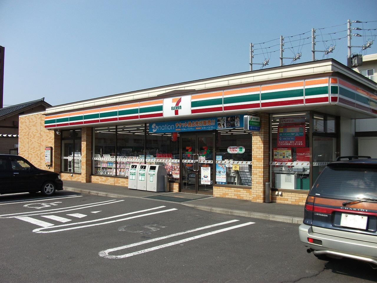 Convenience store. Seven-Eleven Sapporo Hassamu Article 4 store up to (convenience store) 818m