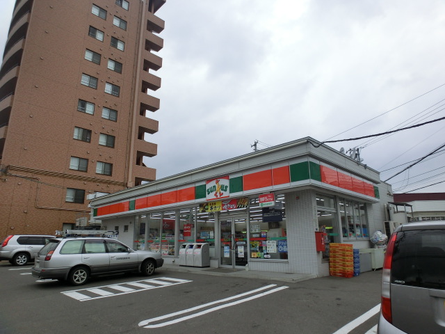 Convenience store. Thanks Hassamu Article 3 store up (convenience store) 225m