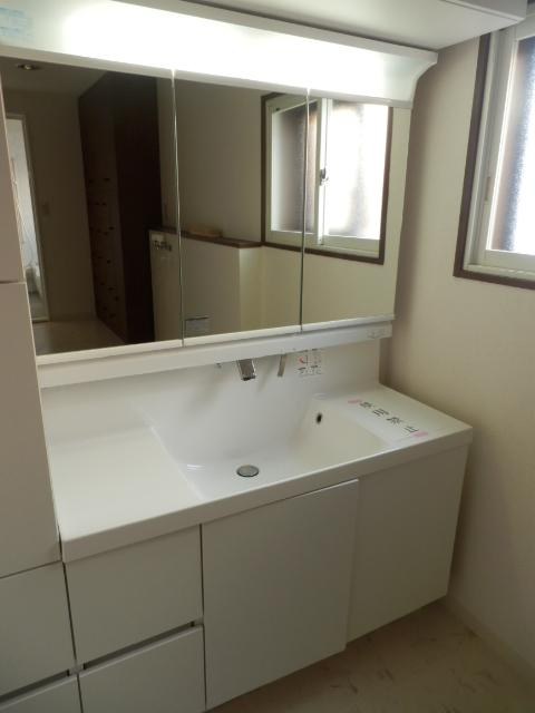 Wash basin, toilet. Second floor basin
