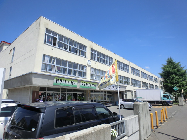 Primary school. 912m to Sapporo Municipal Hassamu Nishi Elementary School (elementary school)